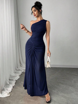 Detalle del fruncido y la caída fluida de la falda en un vestido largo elegante.