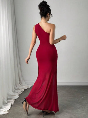 Parte superior del vestido maxi vino, mostrando el escote de un hombro y el fruncido lateral, con la modelo sonriendo.