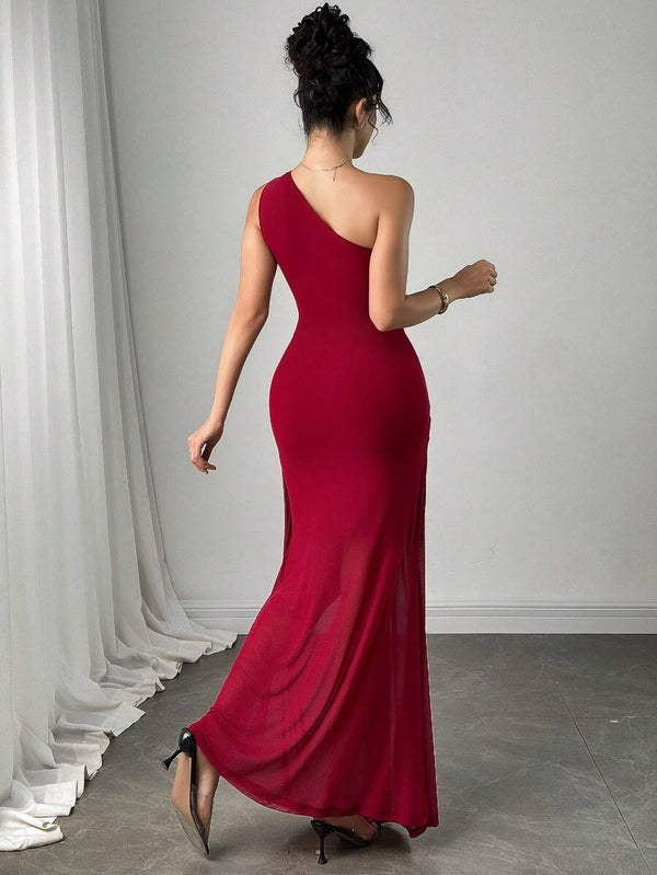 Parte superior del vestido maxi vino, mostrando el escote de un hombro y el fruncido lateral, con la modelo sonriendo.