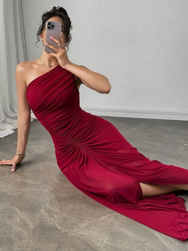 Vestido Maxi Un Hombro Fruncido Vino Elegante
