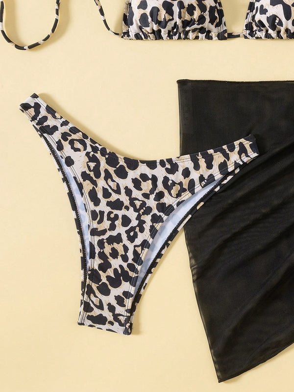 Braguita de talle alto del Bikini Leopardo junto al pareo.