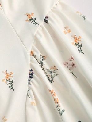 Imagen 4: Textura y fruncidos de la falda campana del Vestido Corto Floral.