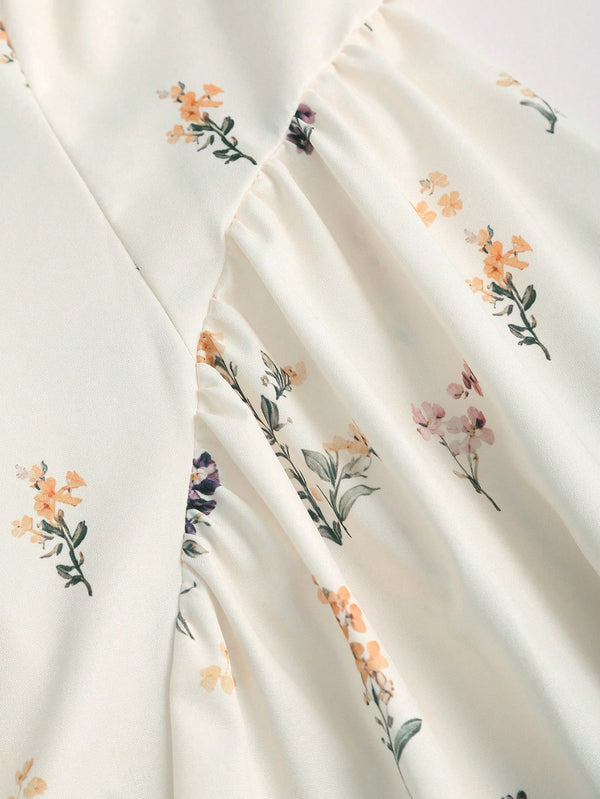 Imagen 4: Textura y fruncidos de la falda campana del Vestido Corto Floral.