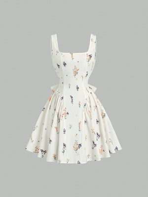 Imagen 1: Mujer modelando el Vestido Corto Floral de frente con estilo romántico.