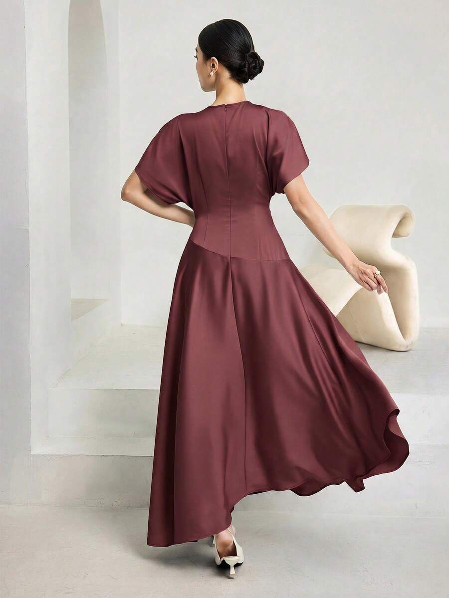 Vestido maxi satinado color rosa vieja oscuro con pliegues asimétricos en el pecho y manga corta murciélago