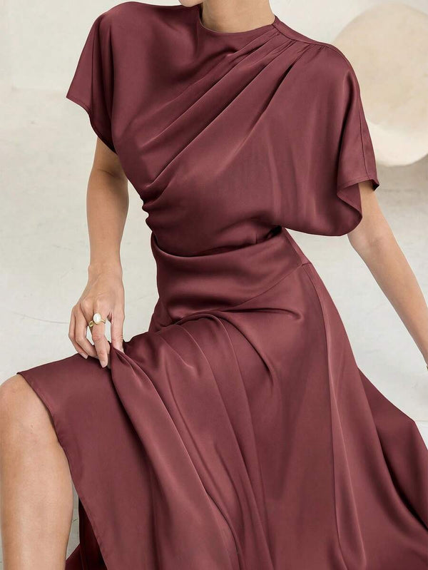 Look completo de vestido maxi color rosa vieja oscuro combinado con tacones claros para evento formal