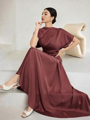 Vestido maxi satinado color rosa vieja oscuro con pliegues asimétricos en el pecho y manga corta murciélago
