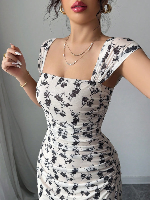 Vestido largo estampado con escote cuadrado detalle superior.