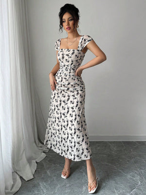 Vestido largo estampado con escote cuadrado completo.