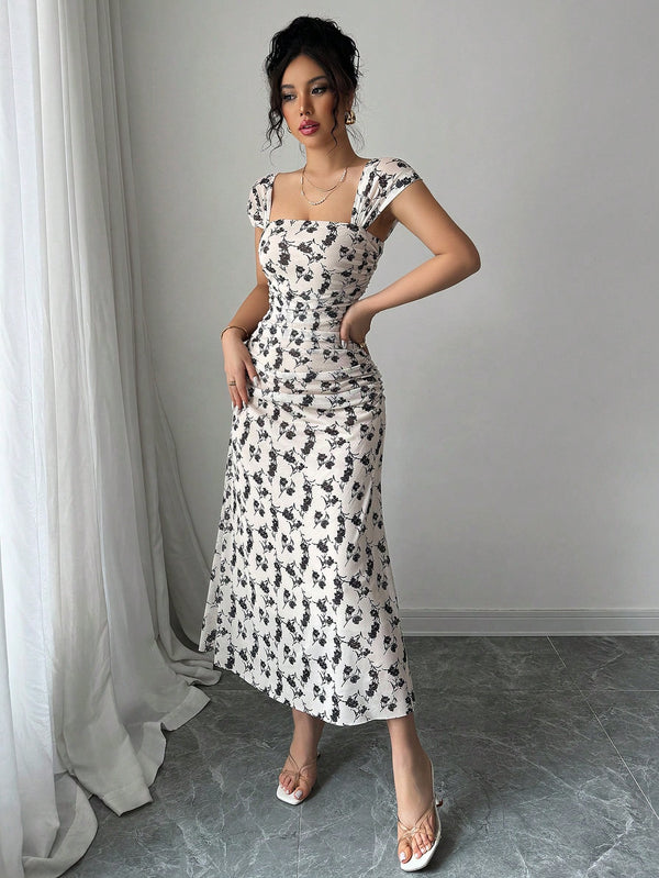 Vestido largo estampado con escote cuadrado completo.