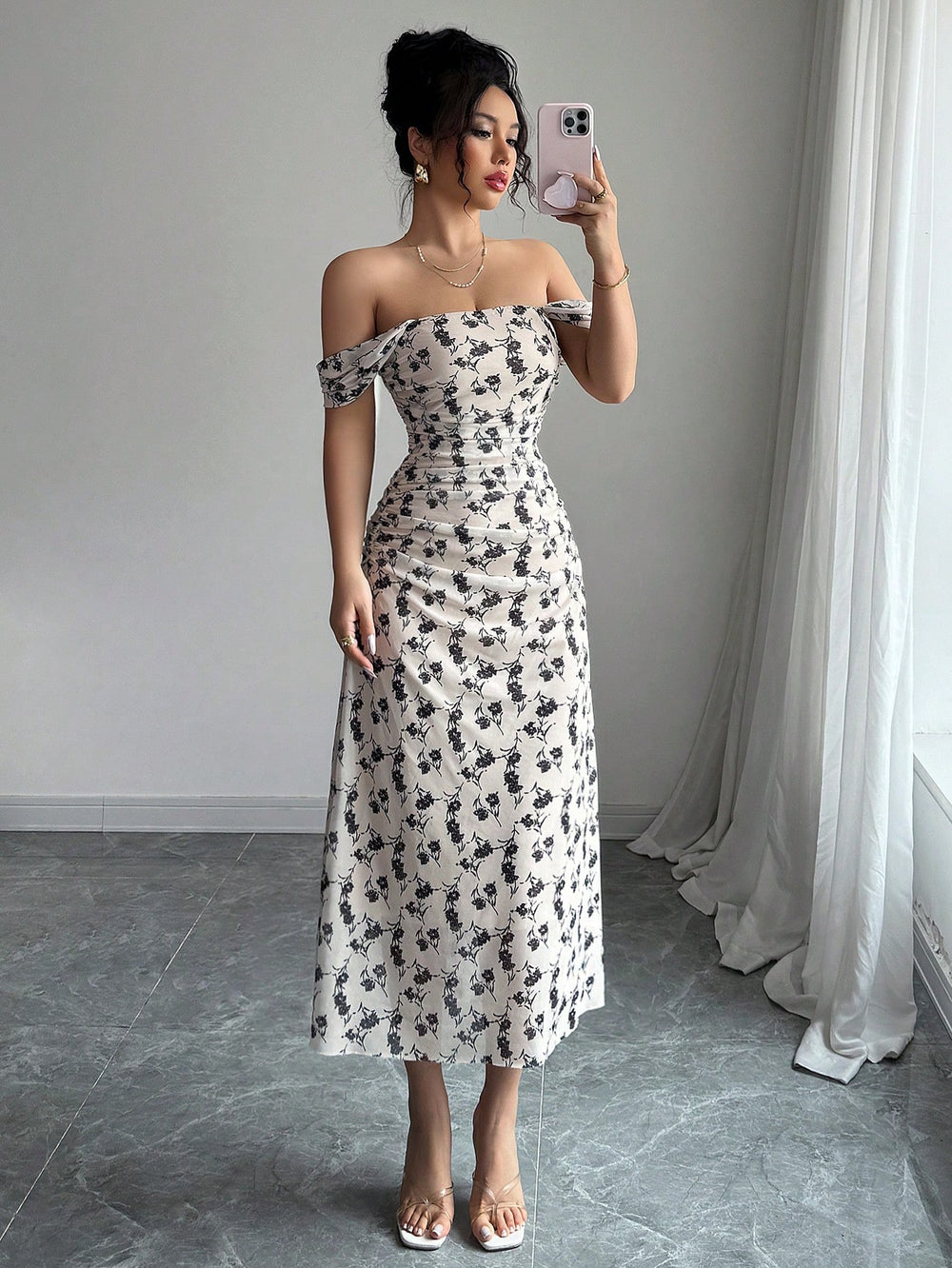 Vestido largo estampado con escote cuadrado vista frontal.