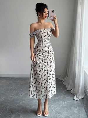 Vestido largo estampado con escote cuadrado vista frontal.
