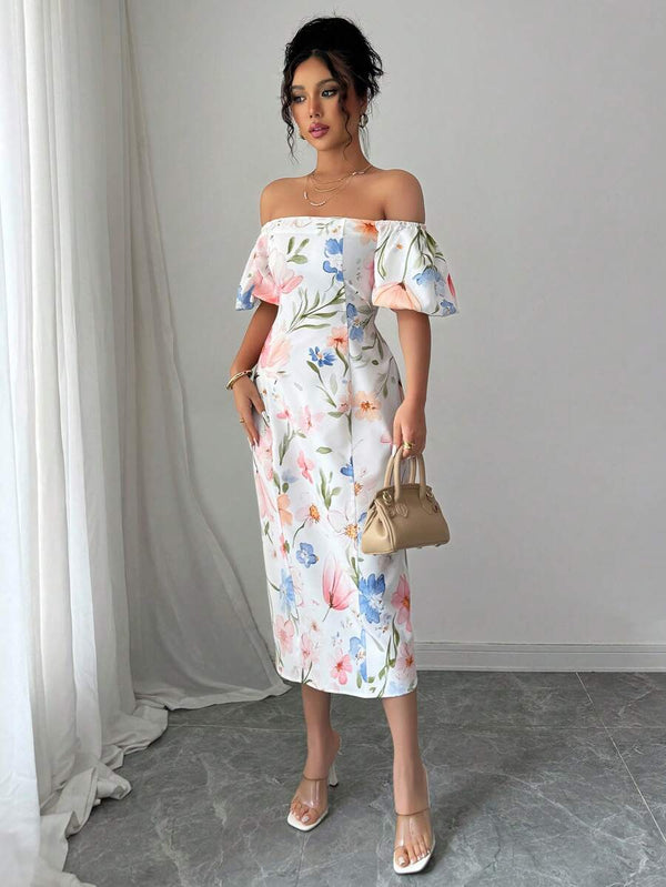 Vestido elegante con estampado de flores y hombros descubiertos vista lateral
