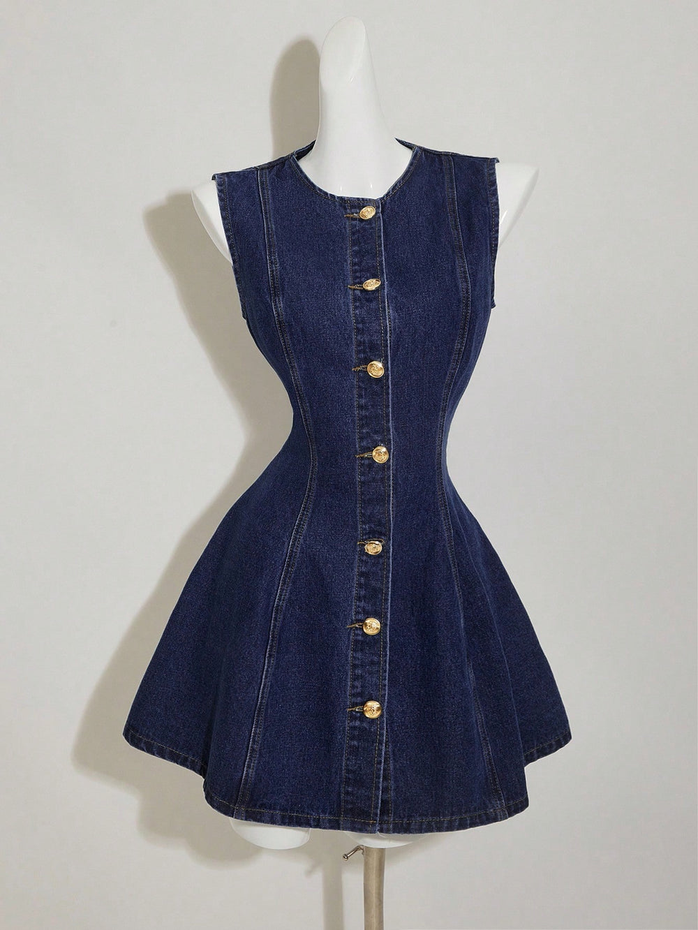 Imagen 1: Vista frontal del Vestido De Mezclilla Sin Mangas oscuro en un maniquí.