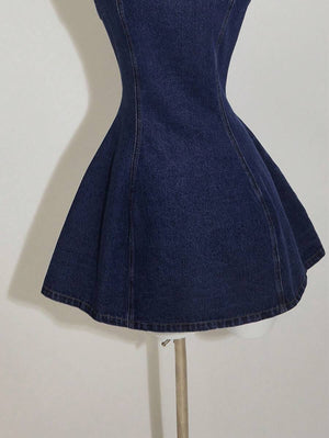 Vista trasera del cuello y hombros de un vestido de mezclilla sin mangas azul oscuro.