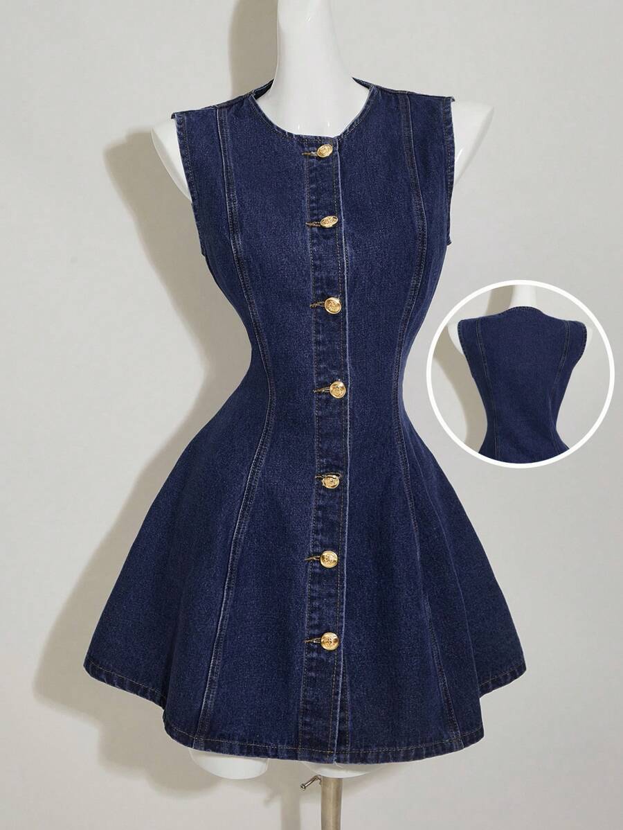 Vista frontal de un vestido de mezclilla sin mangas azul oscuro con botones dorados en un maniquí.