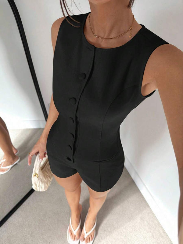 Vista frontal de mujer vistiendo un romper negro ajustado sin mangas con botones.