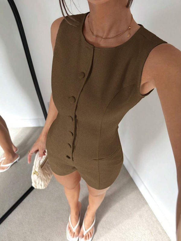 Mujer vistiendo un romper café ajustado estilo chaleco sin mangas, vista desde arriba.