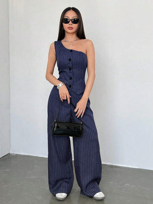 Vista completa del conjunto elegante azul marino con blusa asimétrica y pantalón.