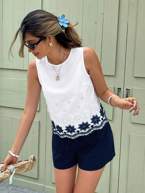 Blusa Blanca Sin Mangas Con Bordado Floral Azul