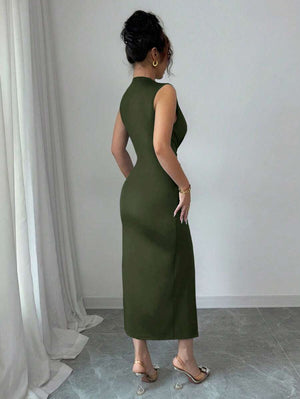 Primer plano del torso de un vestido verde olivo mostrando el nudo central y el efecto drapeado.