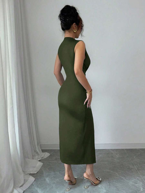 Primer plano del torso de un vestido verde olivo mostrando el nudo central y el efecto drapeado.