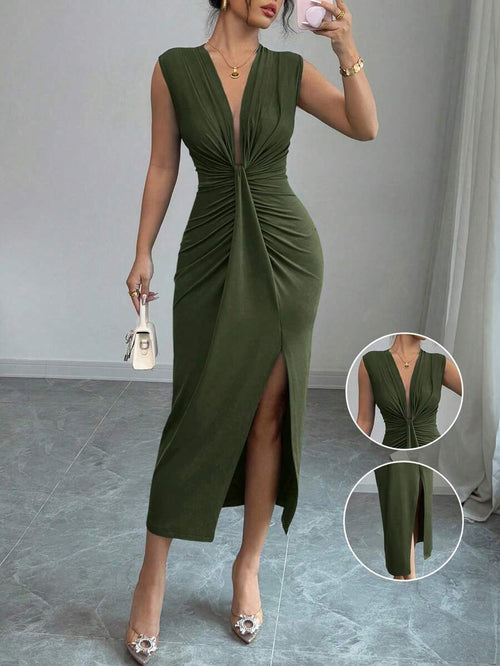 Mujer modelando un vestido midi drapeado verde olivo con escote V profundo y abertura en la pierna.