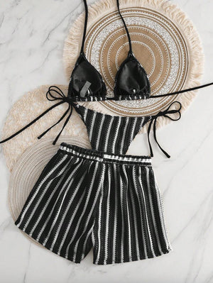 Detalle del top de bikini tipo halter del conjunto a rayas.