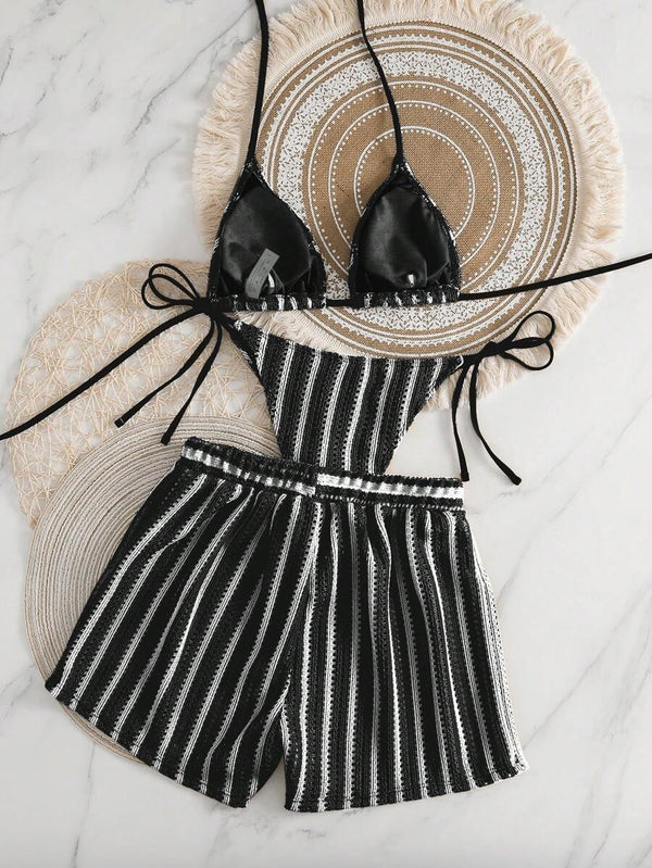 Detalle del top de bikini tipo halter del conjunto a rayas.