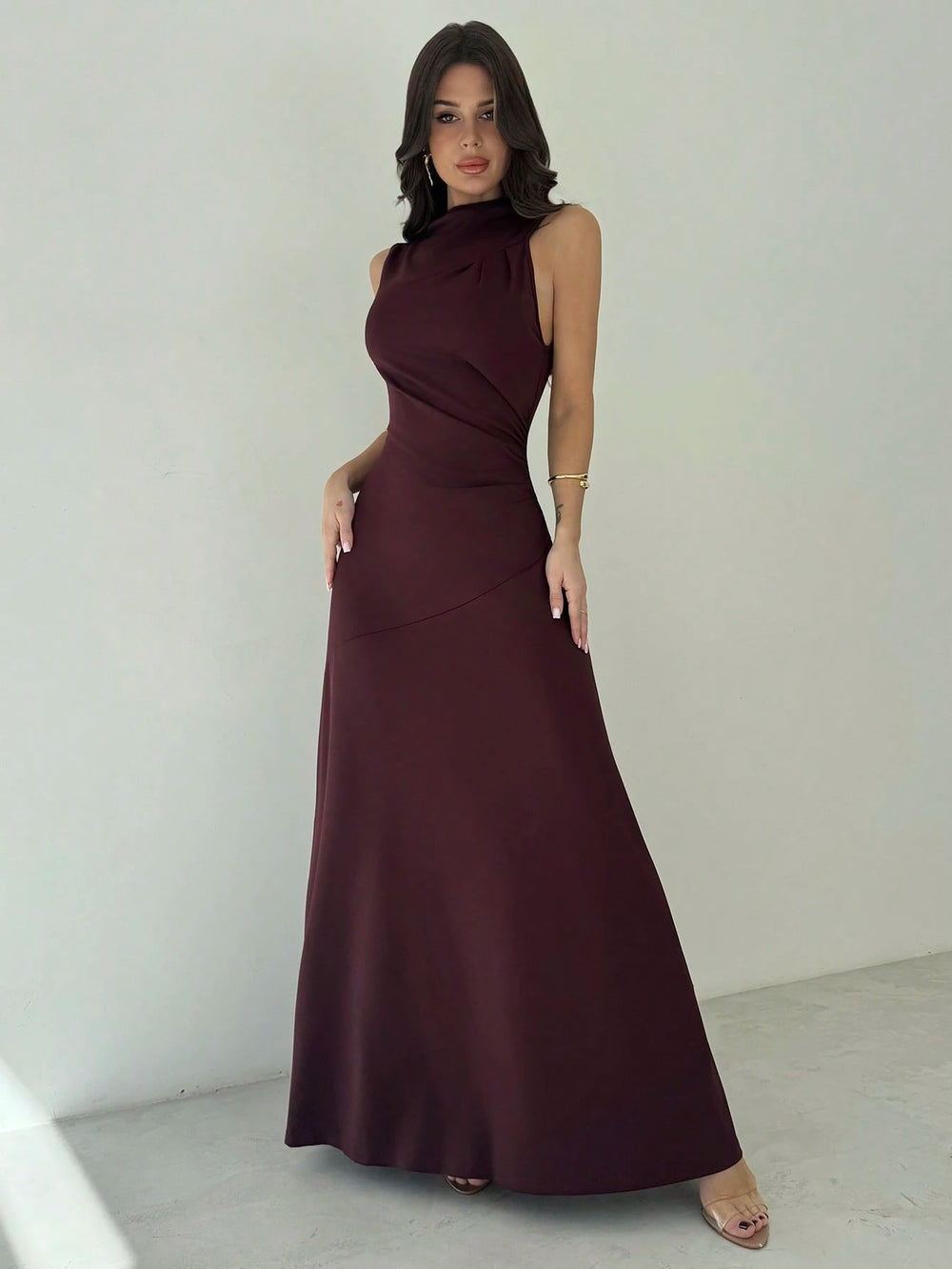 Vestido Rojo Violeta Largo Elegante Cuello Alzado vista frontal completa.
