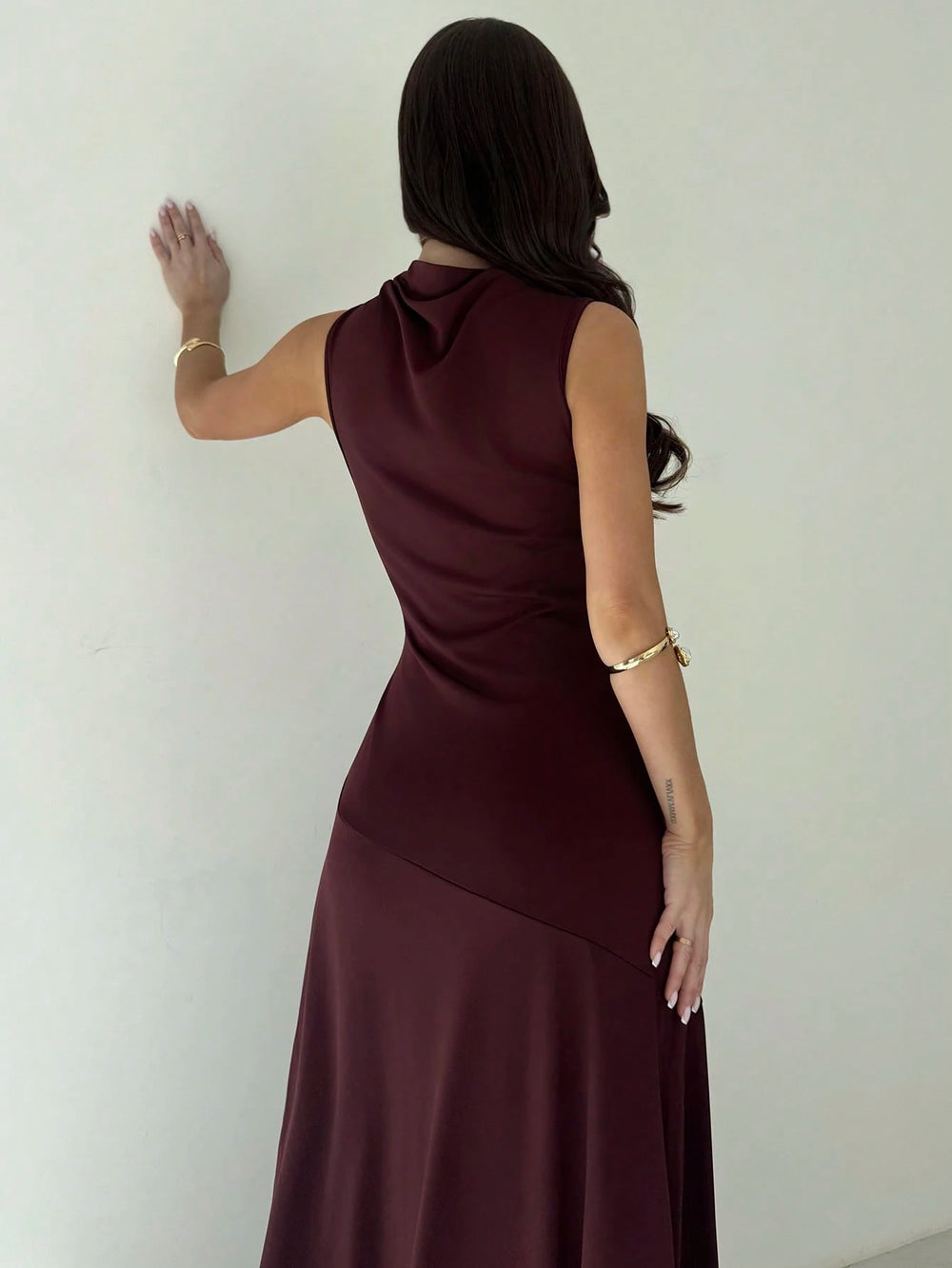 Vestido Rojo Violeta Largo Elegante Cuello Alzado vista frontal completa.
