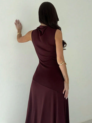 Vestido Rojo Violeta Largo Elegante Cuello Alzado vista posterior espalda al aire.
