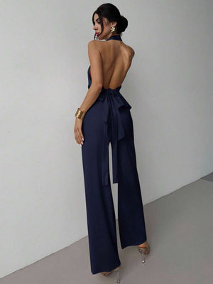 Primer plano del top halter con lazo en la cintura de un conjunto azul marino elegante.