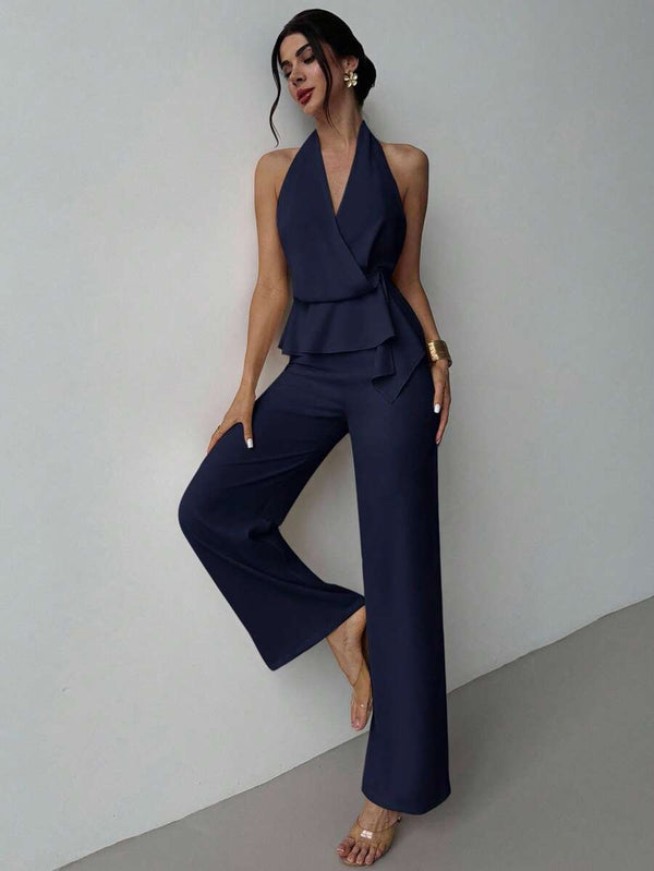 Detalle del pantalón de pierna ancha y tacones de un conjunto elegante azul marino.