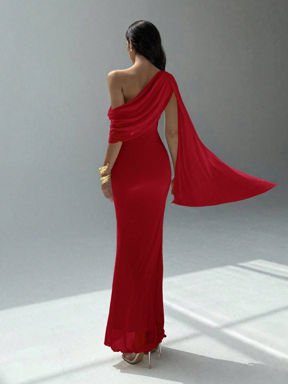 Vestido Rojo Maxi Asimétrico Ajustado Con Manga Capa vista frontal completa.
