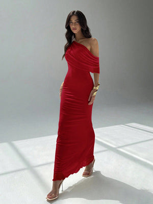 Vestido Rojo Maxi Asimétrico Ajustado Con Manga Capa detalle manga fluida.
