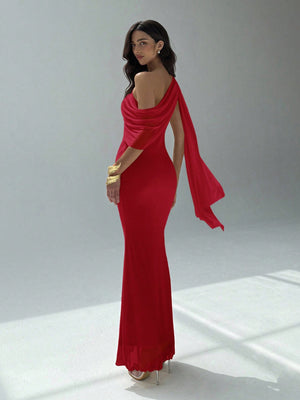 Vestido Rojo Maxi Asimétrico Ajustado Con Manga Capa detalle corte sirena.