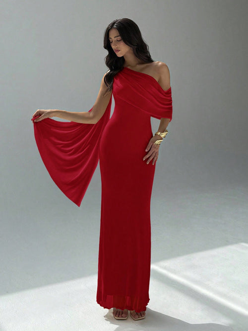 Vestido Rojo Maxi Asimétrico Ajustado Con Manga Capa vista frontal completa.
