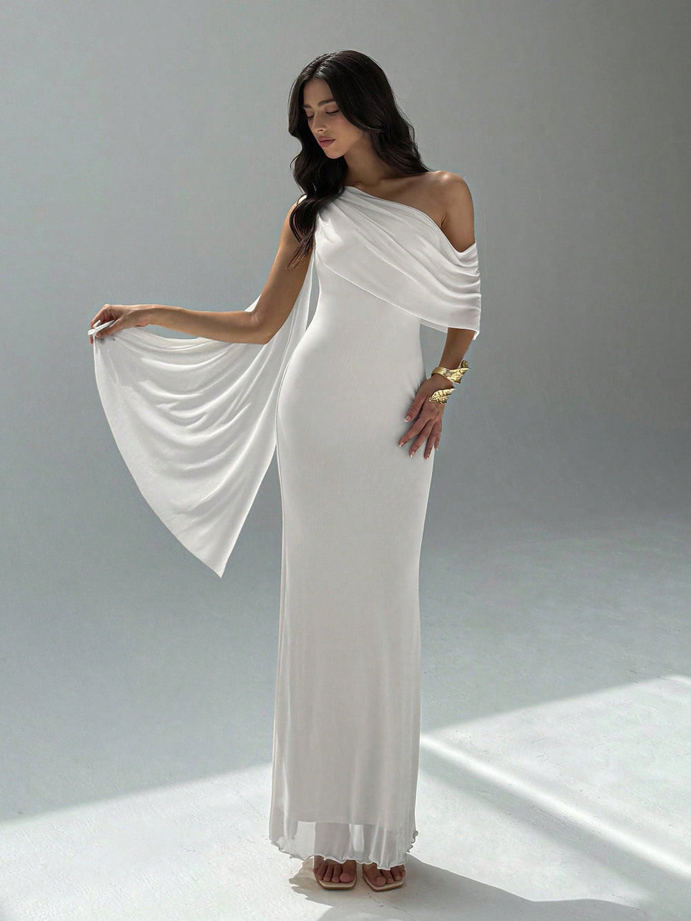 Vestido blanco maxi asimétrico vista frontal elegante