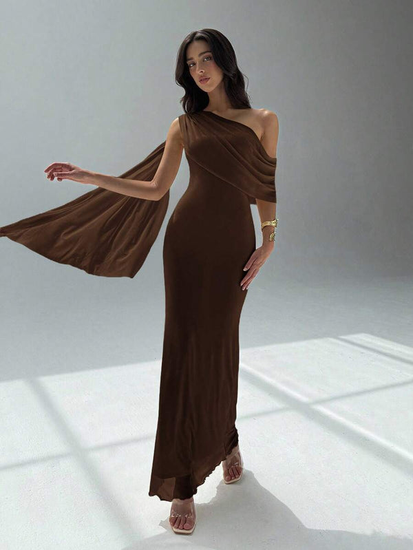 Silueta completa de un vestido de noche formal estilo diosa griega en tono café.