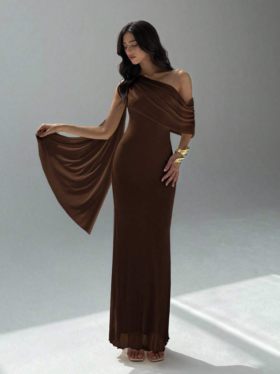Mujer luciendo un vestido largo café de un solo hombro con drapeado elegante.