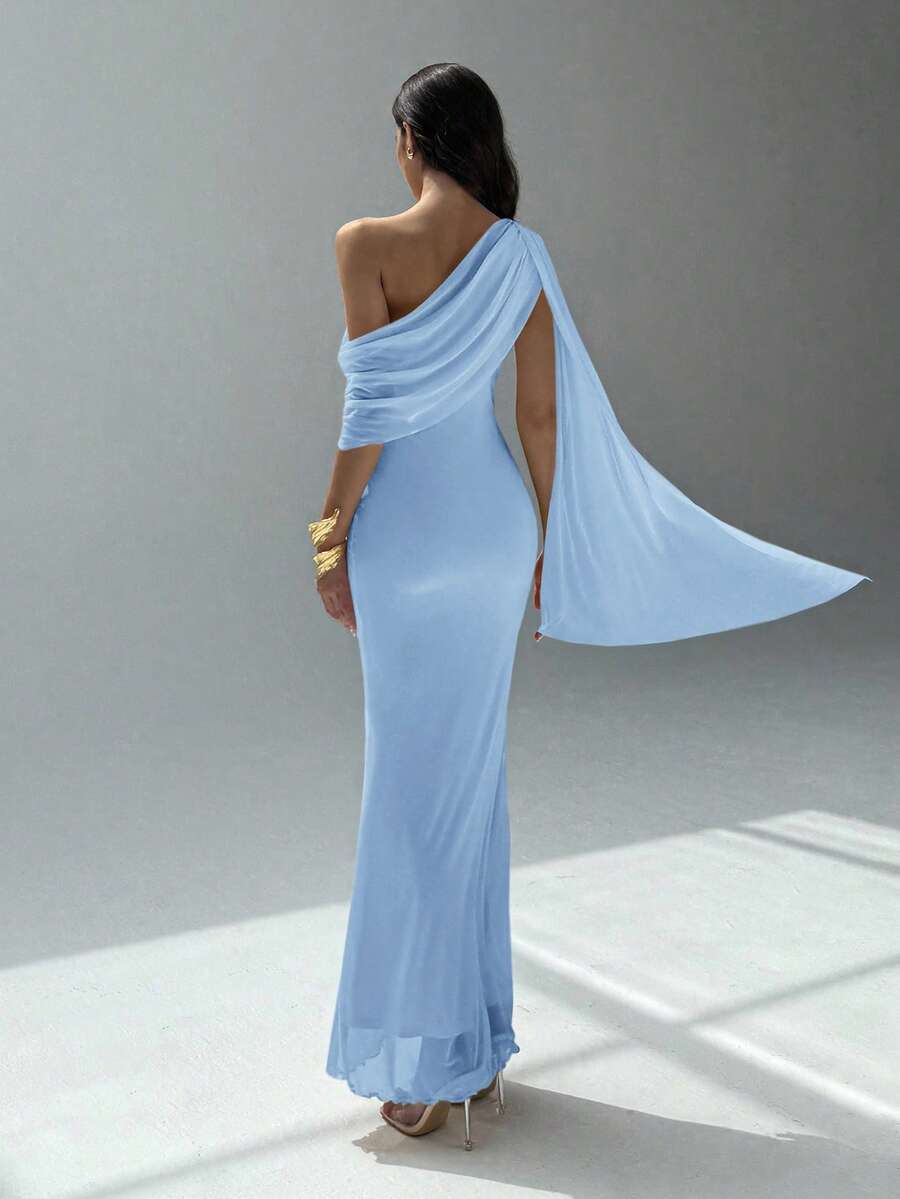 Mujer modelando un vestido largo asimétrico color azul cielo con un hombro descubierto.