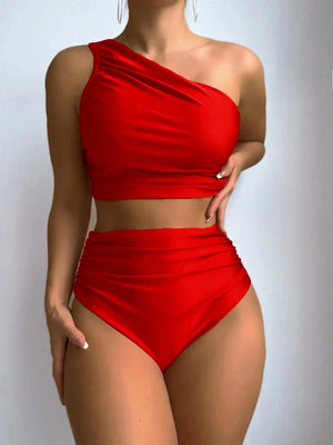 Bikini rojo de talle alto con cuello asimétrico elegante.