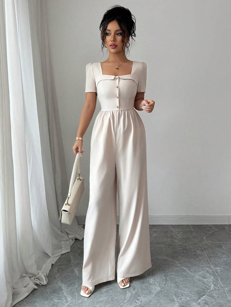Imagen frontal del mono elegante albaricoque con escote cuadrado y botones.