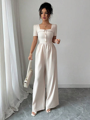 Imagen frontal del mono elegante albaricoque con escote cuadrado y botones.