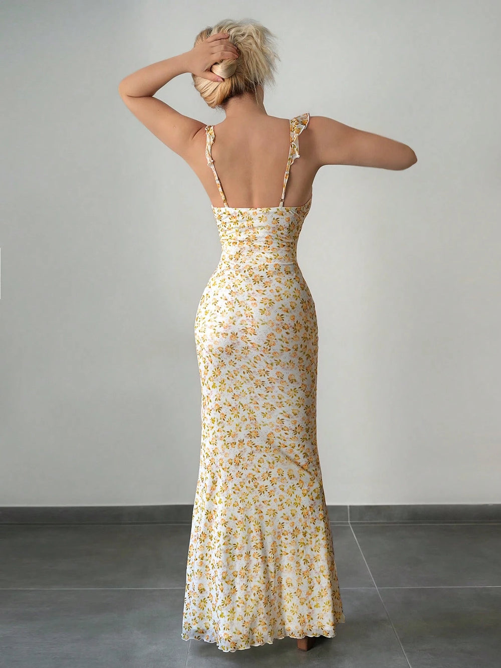 Vestido maxi floral bohemio con tirantes estampado floral vista frontal
