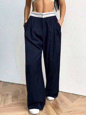 Pantalón azul marino de pierna ancha con detalle a rayas vista frontal.