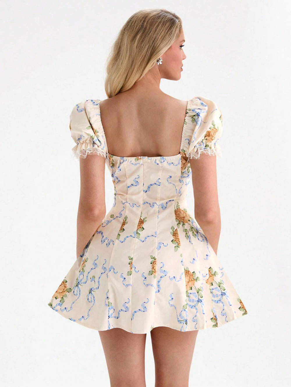 Vestido mini floral bohemio con escote cuadrado vista frontal
