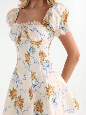 Vestido mini floral bohemio con escote cuadrado detalle del estampado