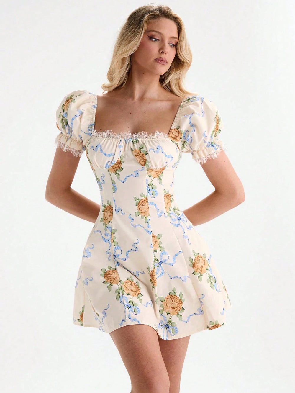 Vestido mini floral bohemio con escote cuadrado vista frontal
